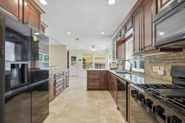 Building Photo - 3807 Glenwood Springs Dr