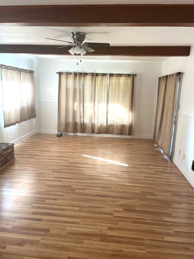 Building Photo - Huge 2 Bed, 2.5 Bath 2000 sq ft home for R...