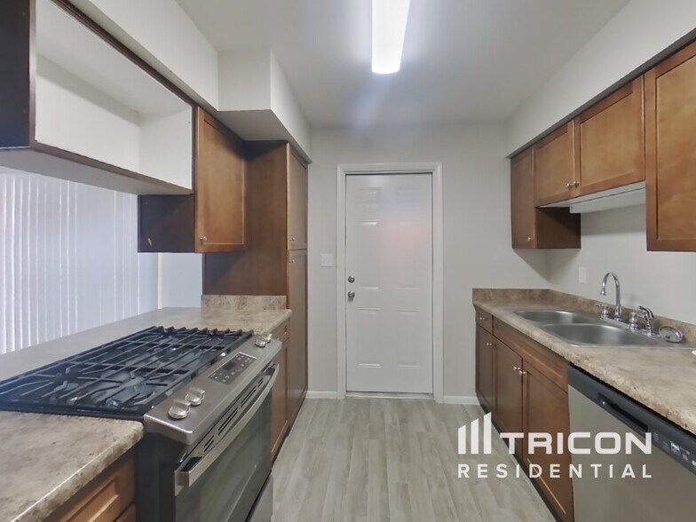 Building Photo - 1121 W 12th Pl