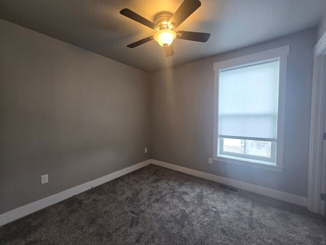 Building Photo - 2 bedroom 2.5 Bathroom Townhome