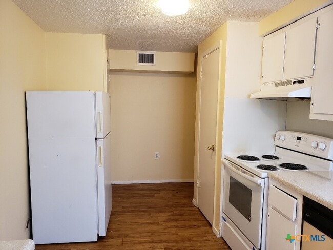 Building Photo - 1706 N Interstate 35