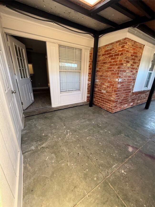 Building Photo - 5830 Clarewood Dr