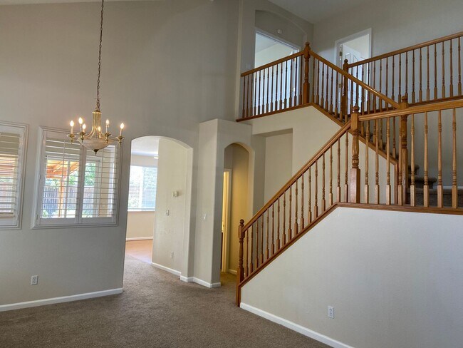 Building Photo - Spacious 4Bdrm, 2.5 bath off Sheldon & Hwy 99