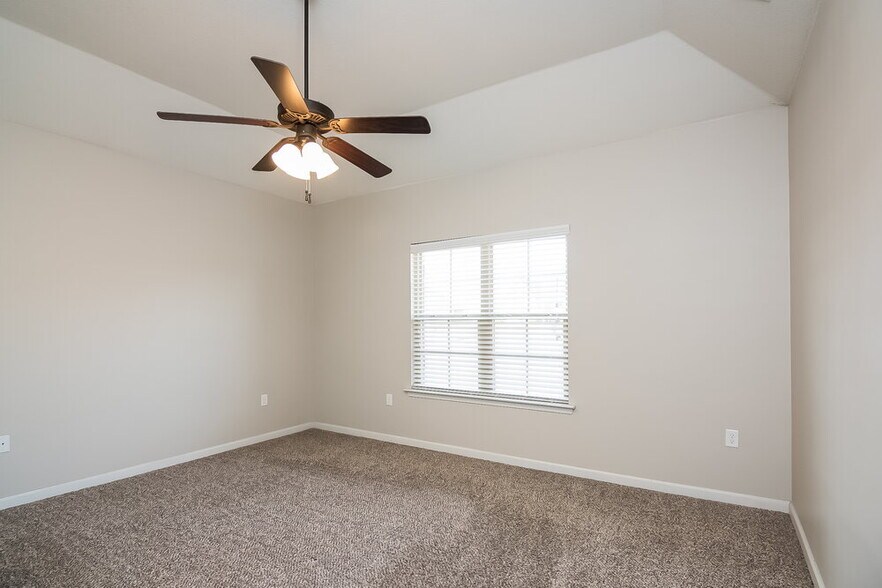 Building Photo - 2847 S Cherry Dr
