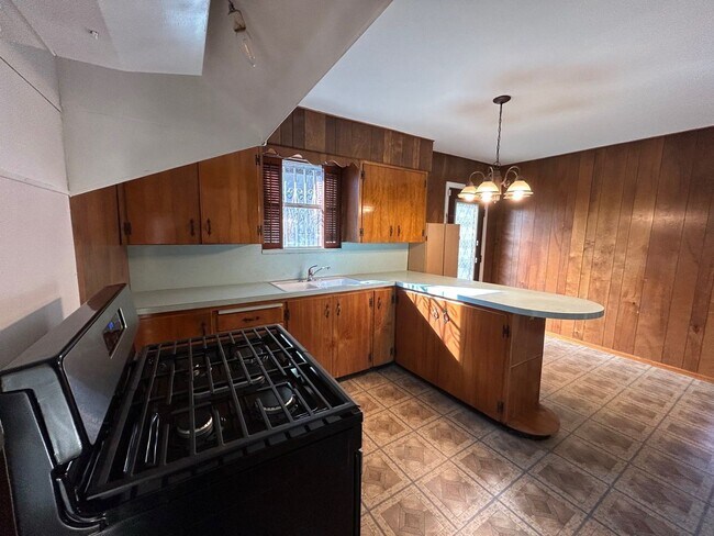 Building Photo - $500 OFF FIRST MONTH'S RENT IF MOVED IN BY...