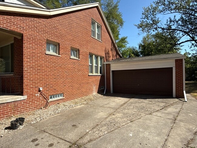Building Photo - Freshly Renovated 5-Bedroom Home – Quality...