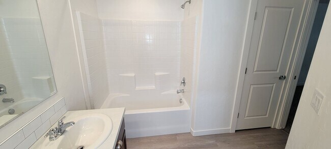 Building Photo - New and Wonderful 3 Bedroom Townhouse
