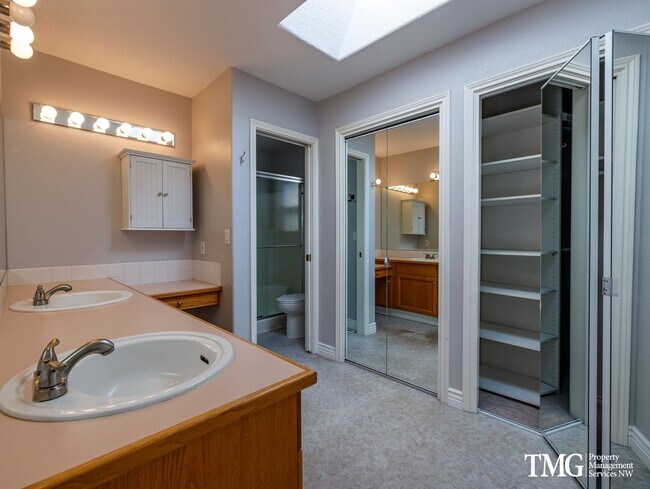 Building Photo - Charming Home Backing to Greenbelt, Near Lacamas Lake and Local Amenities