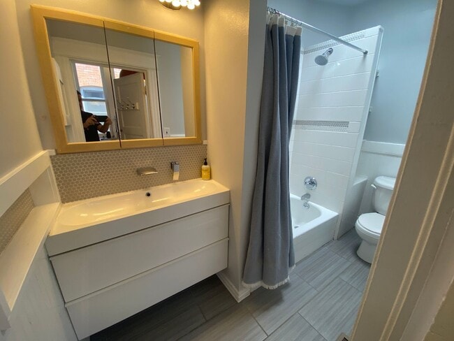 Building Photo - Beautiful 2 Bed 1 Bath Rowe Home in Washington Park Neighborhood