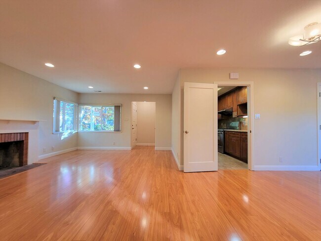 Building Photo - Updated Home in Palo Alto Available with Air Conditioning