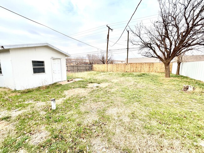 Building Photo - Updated 3 Bedroom 2 Bathroom Home