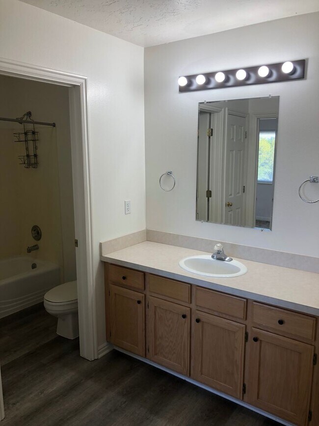 Building Photo - Cute Provo 3 bed 2.5 bath Townhome