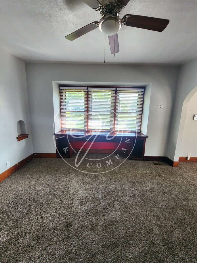 Building Photo - Large 3 bed with over 1600 sq. ft!