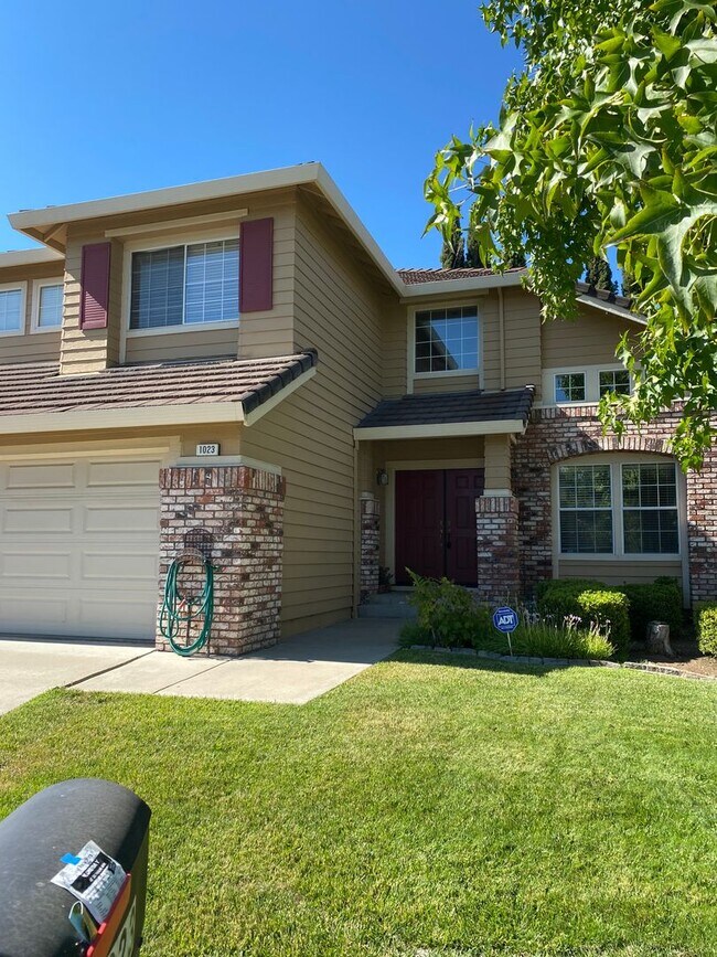 Building Photo - Beautiful Two-Story Home in highly desirable Brentwood location!