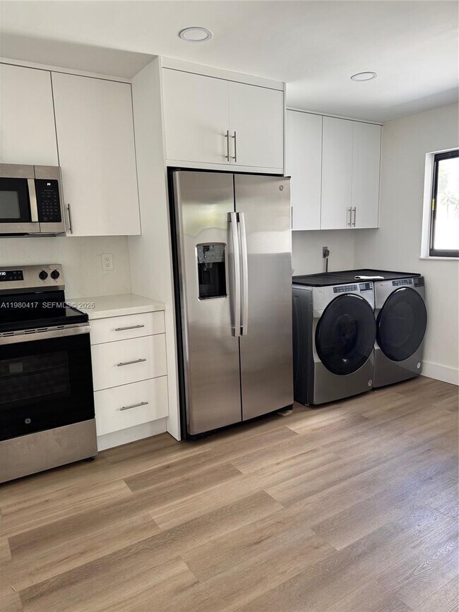 Building Photo - 9425 SW 4th Ln