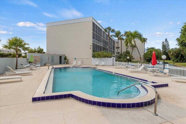 Building Photo - 300 Waterway Dr S