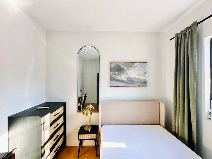 Building Photo - Furnished room/NOT APARTMENT