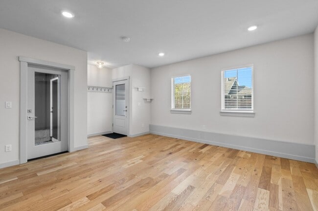 Building Photo - 2Bd/1.75Ba Seattle Condo