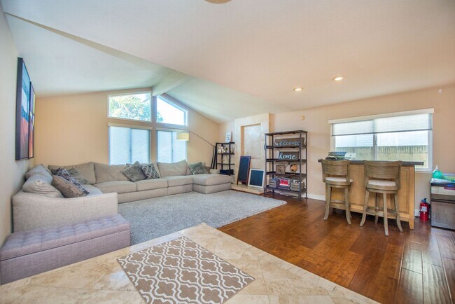 Building Photo - Fountain Valley