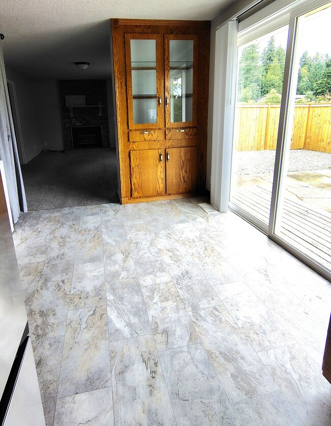 Building Photo - ******* FANTASTIC RAMBLER in friendly neig...