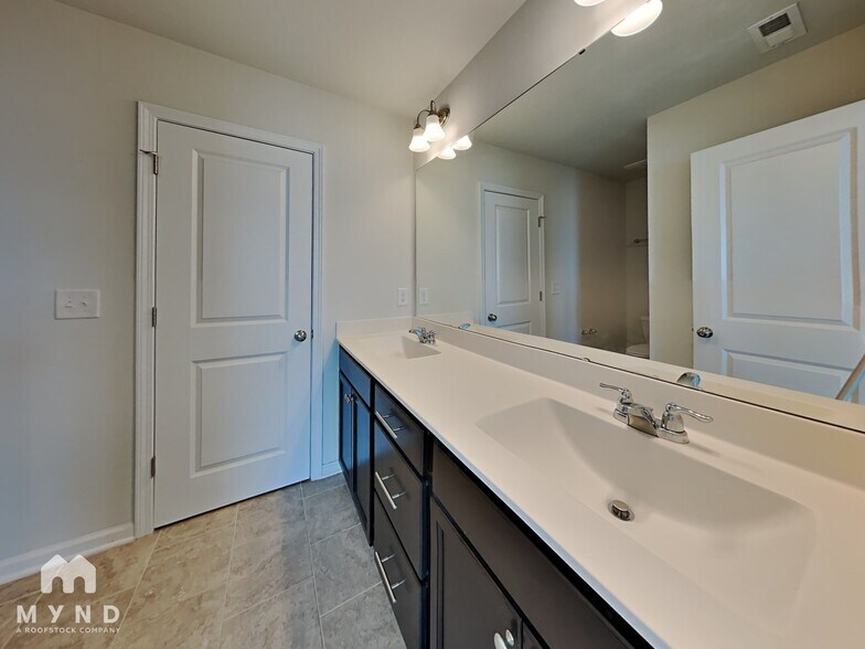 Building Photo - 6043 Kayton St