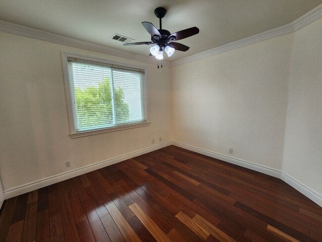 Building Photo - Entertainers Delight with minutes of shopping and restaurants