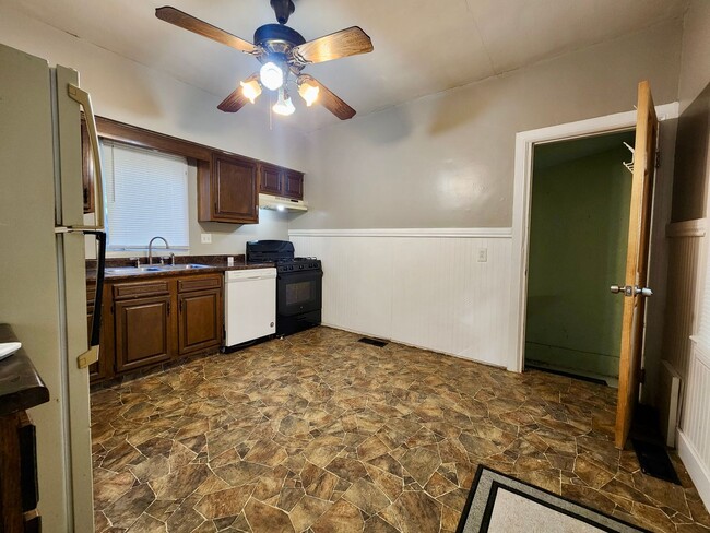 Building Photo - Single Family home | 1 Bed 1 Bath | Off st...