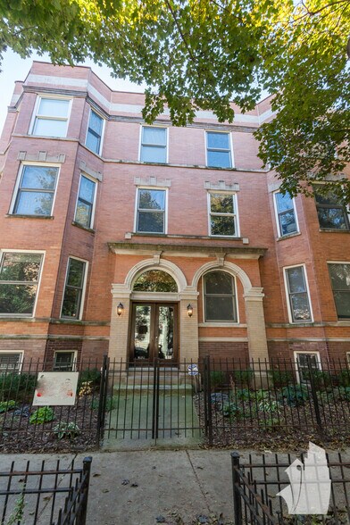 Building Photo - 815 W Newport Ave