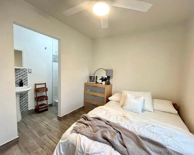 Building Photo - 1632 E Harvard St