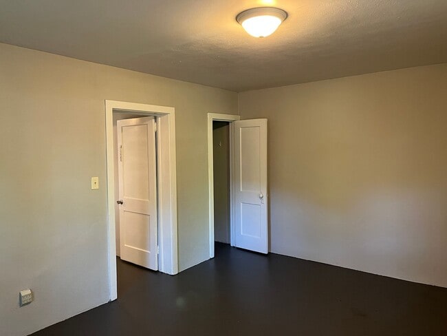 Building Photo - 1 Bedroom 1 Bathroom Triplex