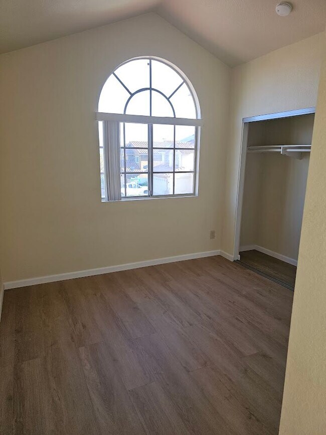 Building Photo - 4bed 2.5bath Remodeled inc. Solar & Pool