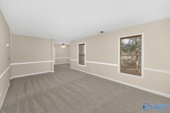 Building Photo - 2048 Woodlawn Dr SW