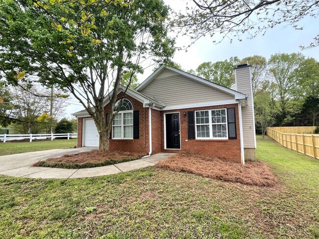 Building Photo - Newly Renovated 3br in East Athens, Availa...