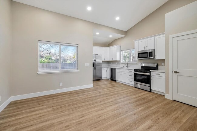 Building Photo - NEWER 2 BED, 1 BATH HOME WITH HUGE YARD AND ENCLOSED DRIVEWAY