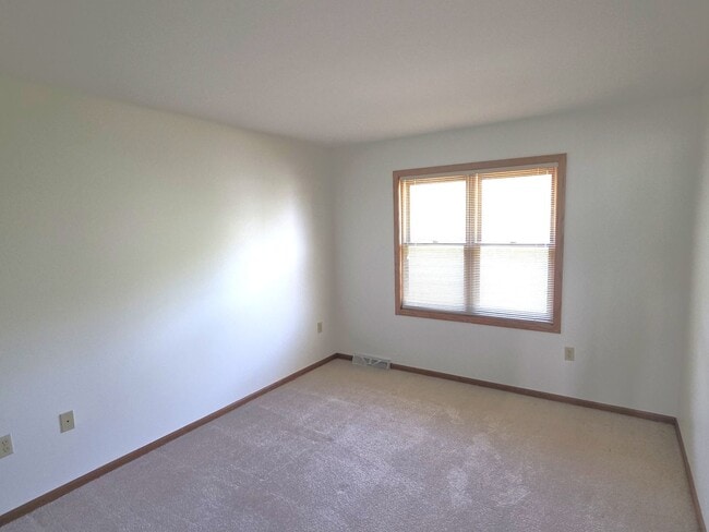 Building Photo - 3 bedroom New Berlin townhome