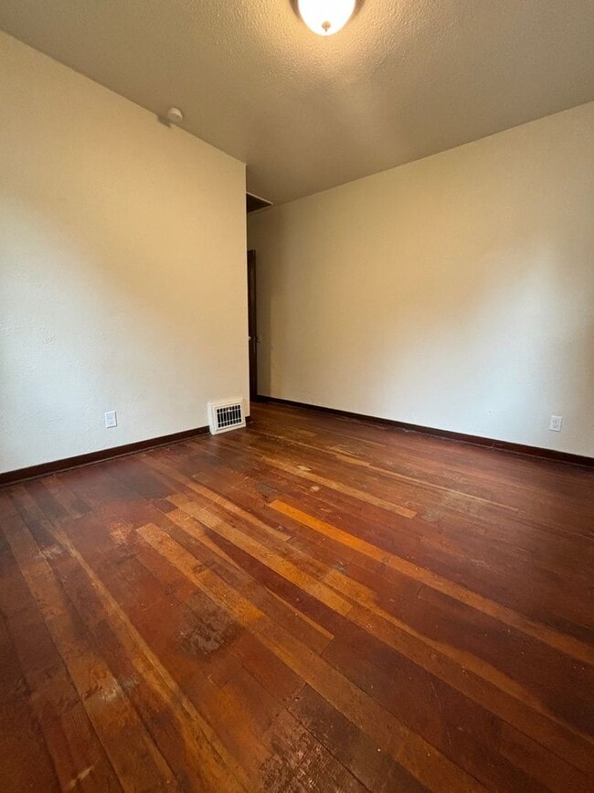 Building Photo - Charming 2 Bedroom 1 Bath Single Family Ho...