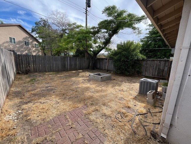 Building Photo - Great 2 BR/1BA /832SF Duplex w/Private 1 C...
