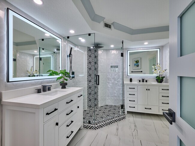 Building Photo - 5051 N Hwy A1A