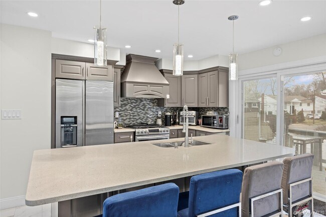 Building Photo - 18 South Dr