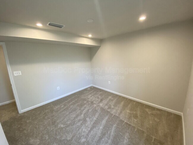 Building Photo - 1226 City View Ln
