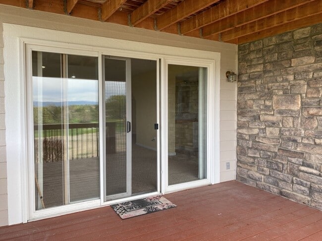 Building Photo - 5742 Crestwood Dr