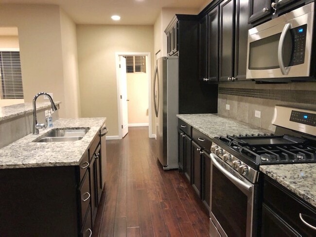 Building Photo - 4 bed with separated living area