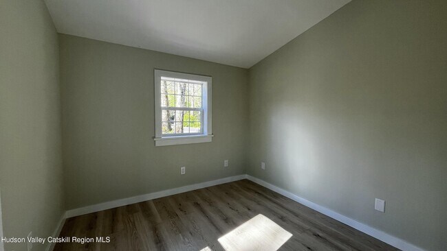 Building Photo - 129 Johnson Hill Rd