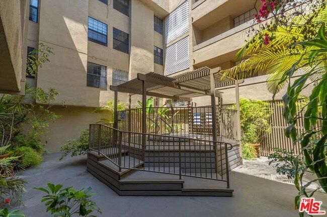 Building Photo - 750 N Kings Rd