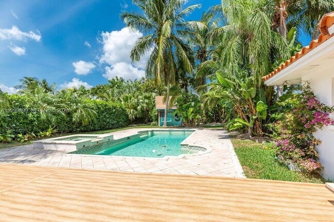 Building Photo - 14610 Tarpon Dr