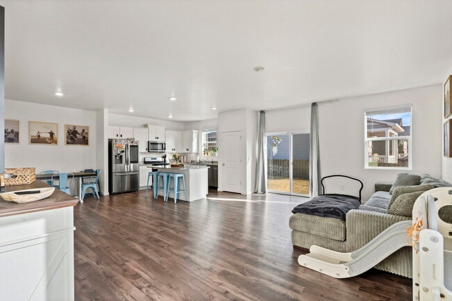 Building Photo - 482 3rd St