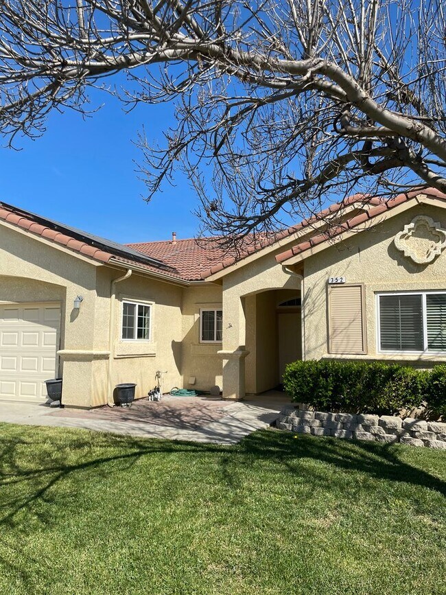 Building Photo - Luxury 3 Bed / 2 Bath Home with Pool and Solar Panels – Available 4/1/2026