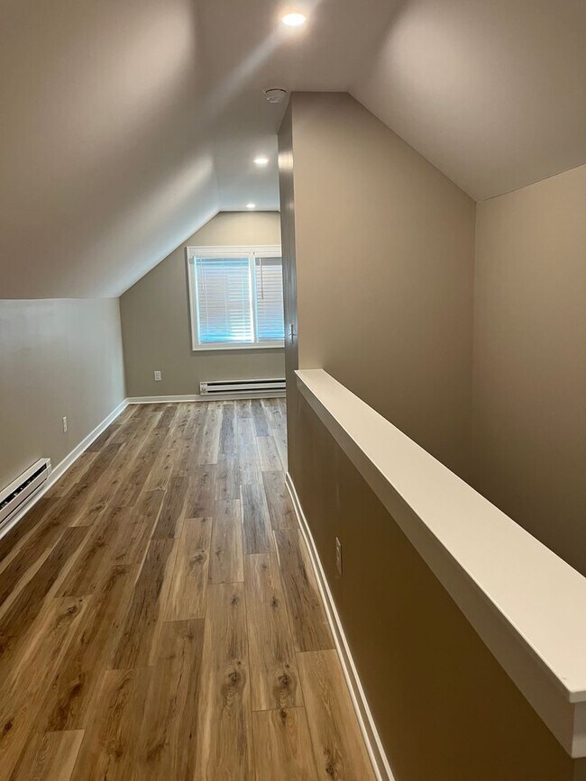 Building Photo - Renovated 5 Bedroom house in Saint Paul