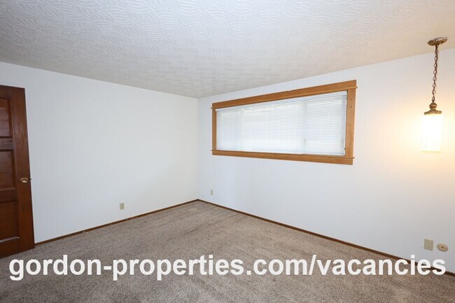 Building Photo - SE Cedar Ave - Single level 2 bedroom unit in duplex