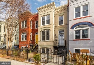 Building Photo - 1033 5th St NE